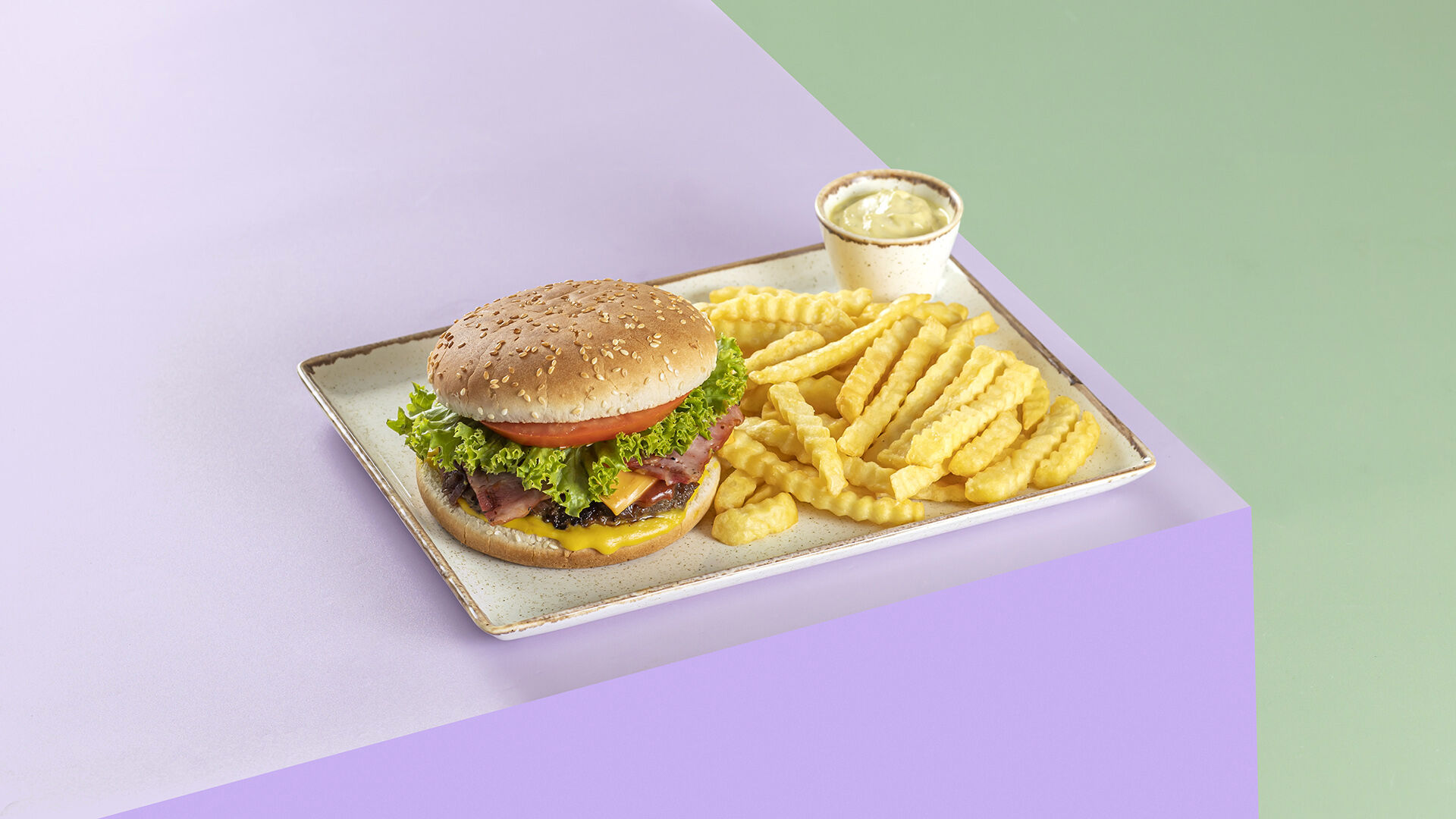 Meal Burger Classic με τσένταρ, μπέικον, πατάτες και σος burger