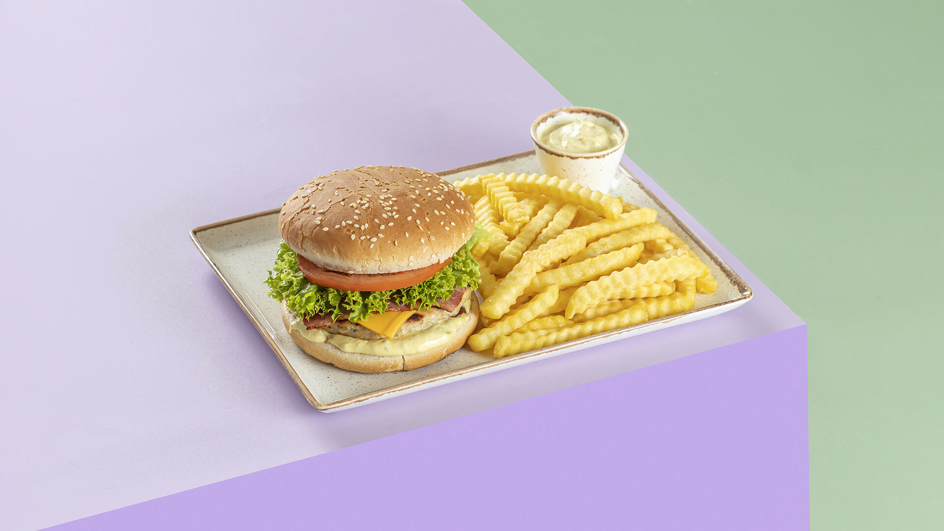 Meal Burger Chicken με πατάτες και σος burger